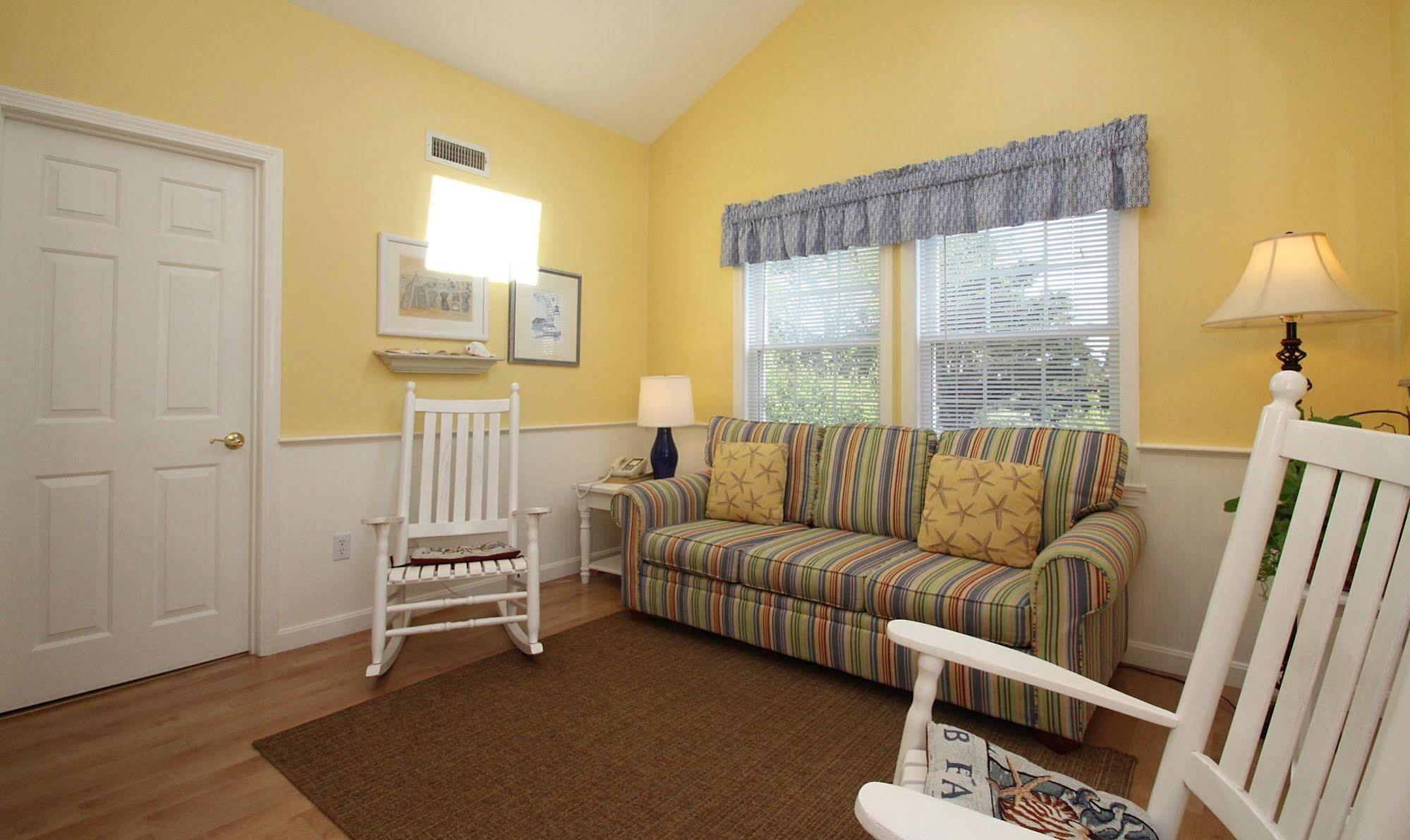 Colonial Acres Resort ウェスト・ヤーマス エクステリア 写真